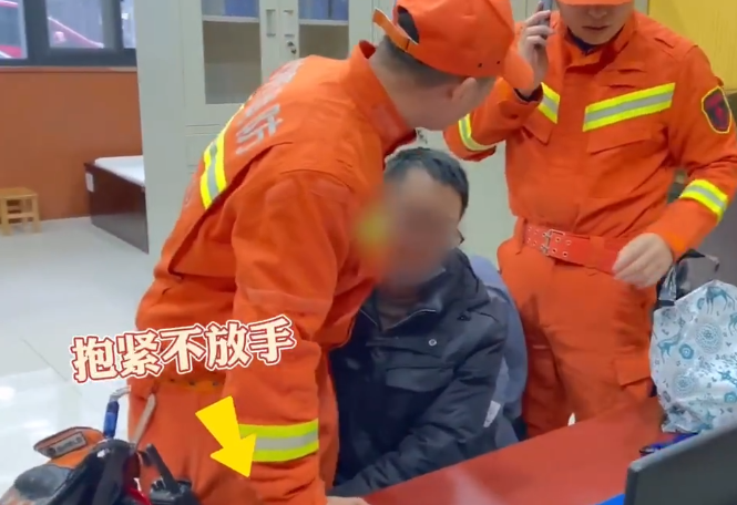 西安：20岁小伙误入传销组织紧抱消防员求助